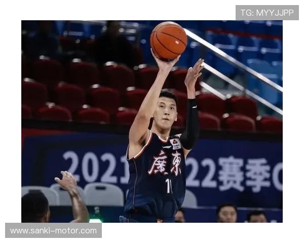 郑智回撤接应主导中场调度，关键战盘活全队进攻